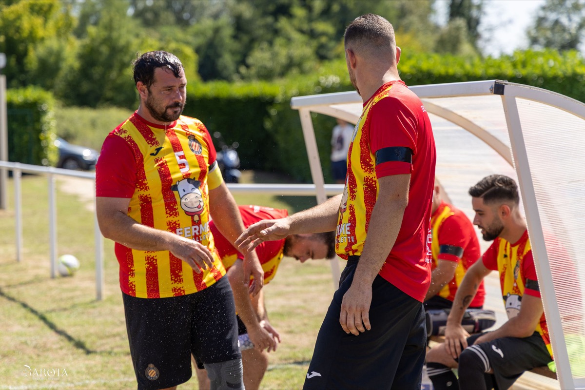 Joueurs sur le banc avant le coup d'envoi