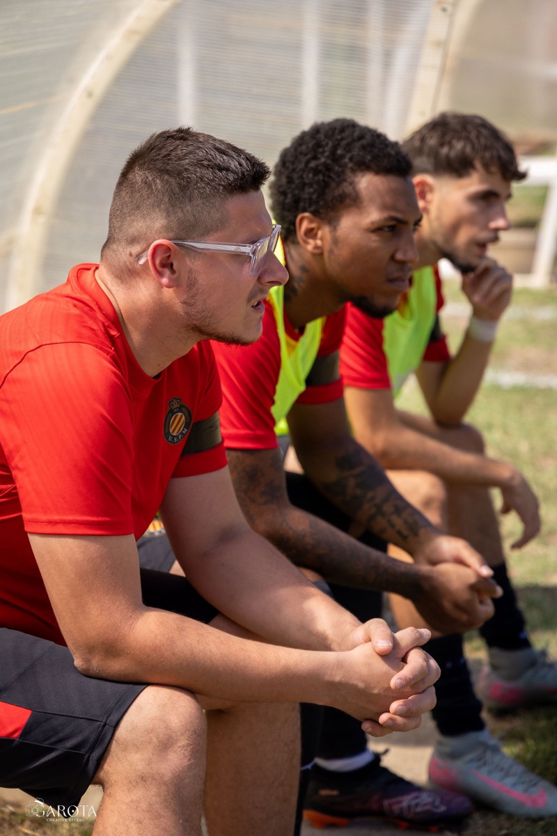 Joueurs concentrés sur le banc avant le match