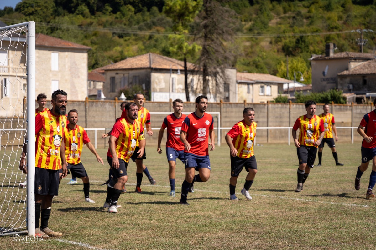 L'équipe entre sur le terrain avant le coup d'envoi
