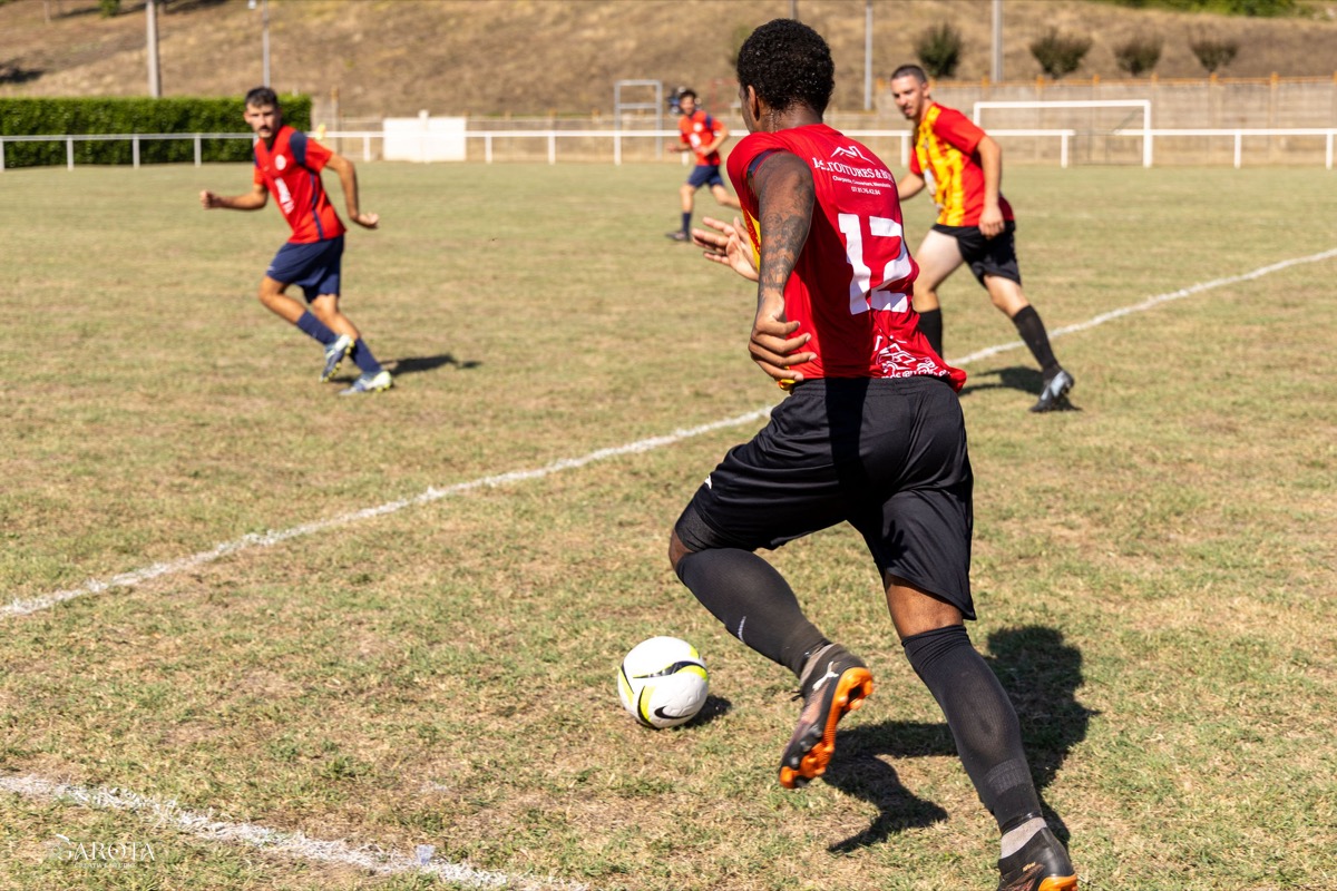 Joueur en course balle au pied devant ses coéquipiers